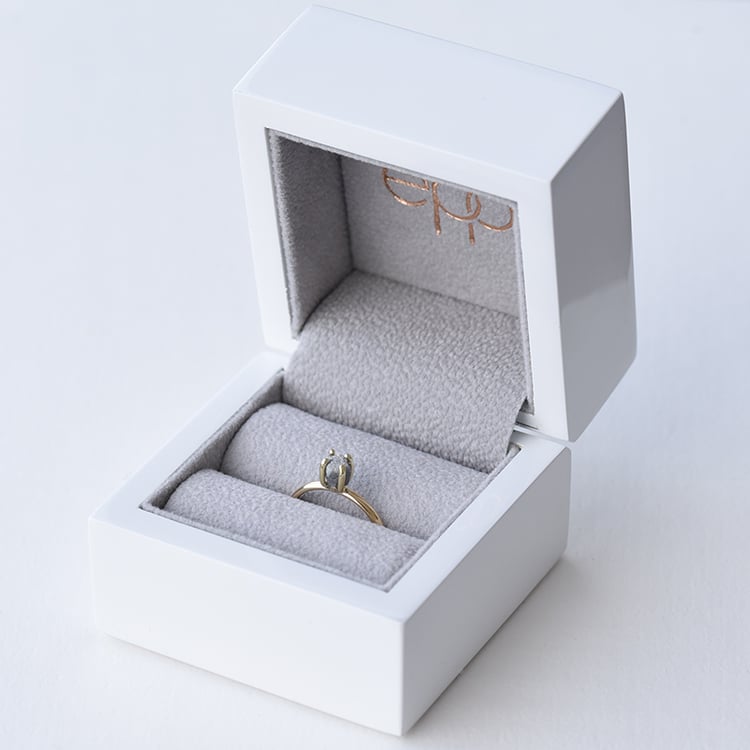 Prsteň so surovým diamantom v tmavo šedej farbe 74370