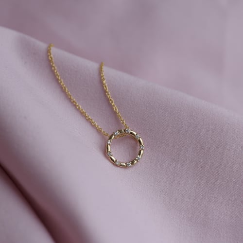 Strieborný karma prívesok s diamantmi Amity