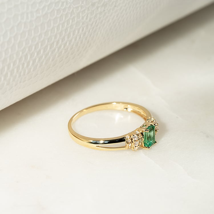 Zlatý prsteň s emerald smaragdom a diamantmi Lucan 134058