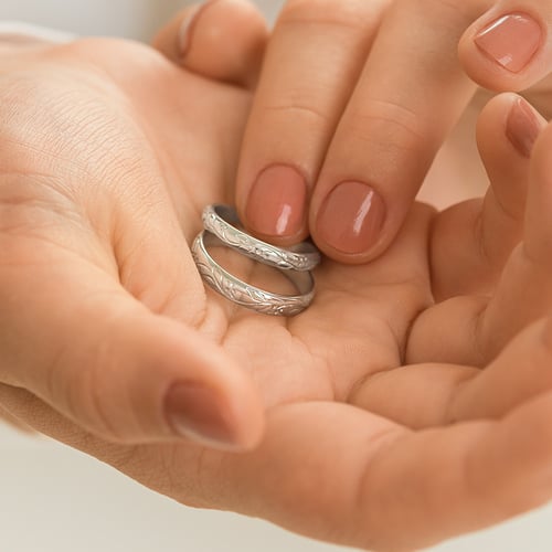 Romantické zlaté svadobné obrúčky s kvetinkami Uvien
