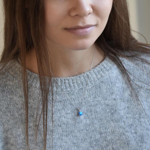 Prívesok s modrým okrúhlym opálom a diamantom Endora