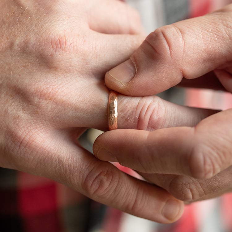 Matný tepaný pánsky prsteň z ružového zlata Zura 144126