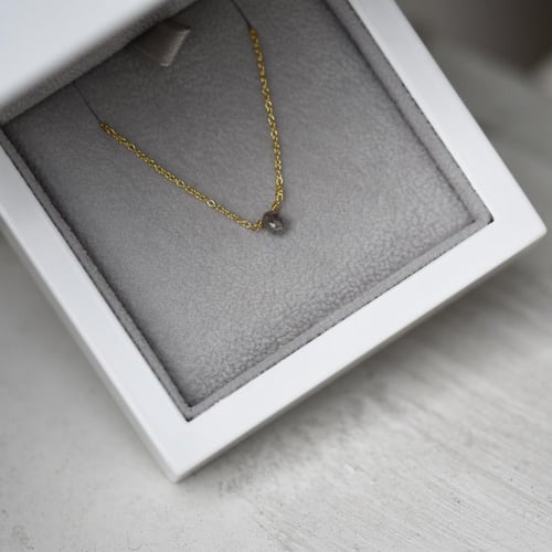 Zlatý náhrdelník so sivou diamantovou kvapkou Greyne