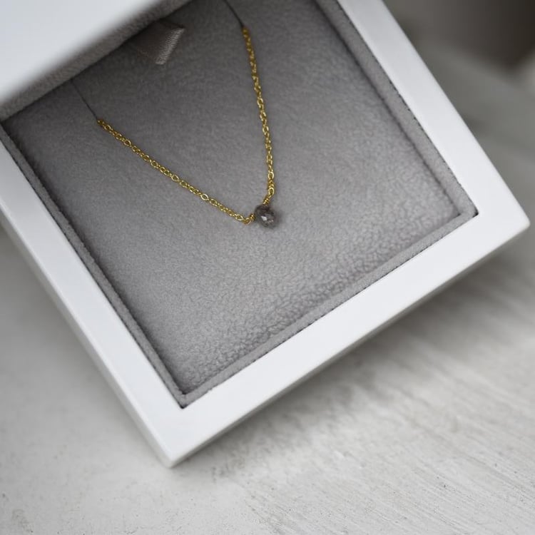 Zlatý náhrdelník so sivou diamantovou kvapkou 46100