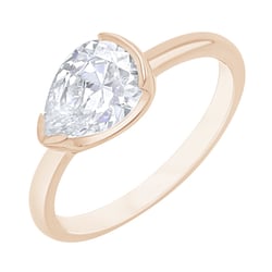 Zásnubný prsteň s half-bezel lab-grown pear diamantom Timarete
