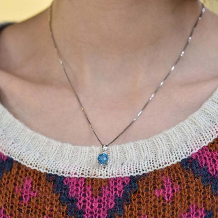 Náhrdelník s modrým topásom 18427