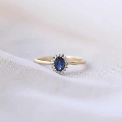 Zlatý prsteň s modrým zafírom a diamantmi Emele