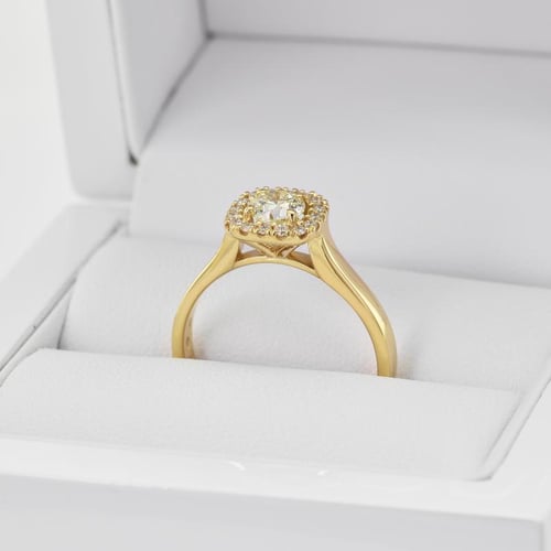 Zásnubný prsteň v halo štýle s moissanitom a lab-grown diamantmi Liare