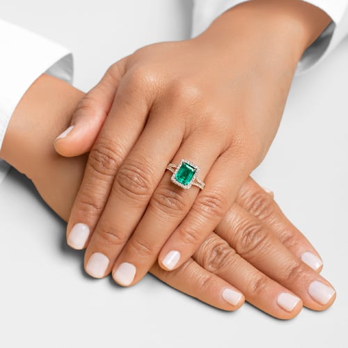 Zlatý halo prsteň s emerald lab-grown smaragdom a diamantmi Billy
