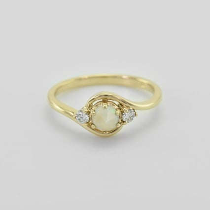 Zlatý zásnubný prsteň s fazetovaným opálom a diamantmi Eilis