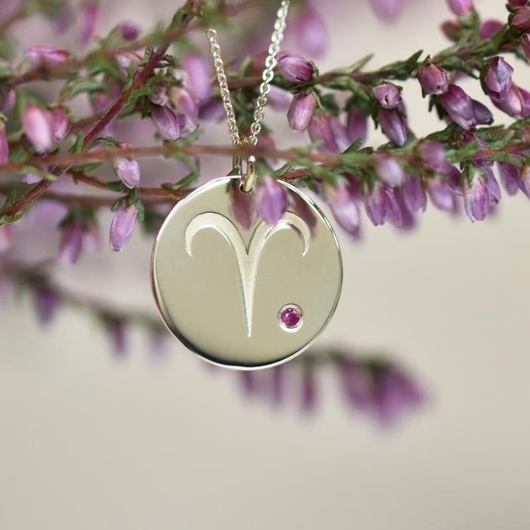 Strieborný prívesok so znamením a rubínom Baran 103389