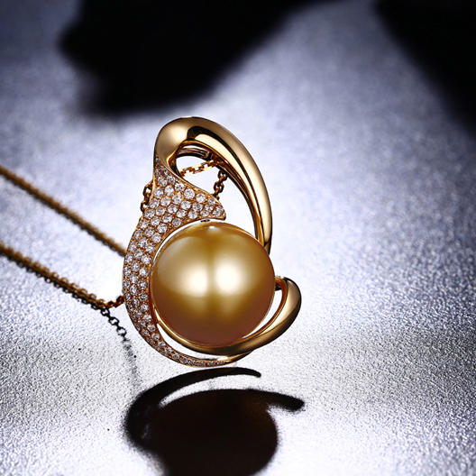 Zlatá perla v náhrdelníku 10290