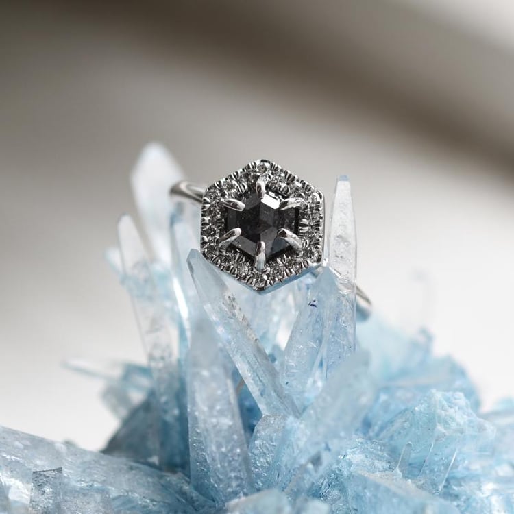 diamant v zlatom prsteni 49683