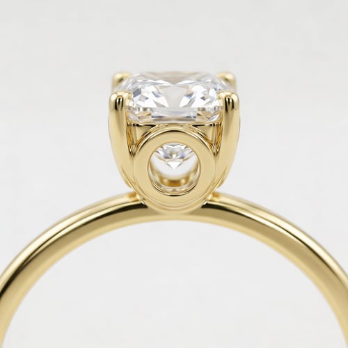 Zásnubný prsteň s výberom písmen a emerald lab-grown diamantom Olson