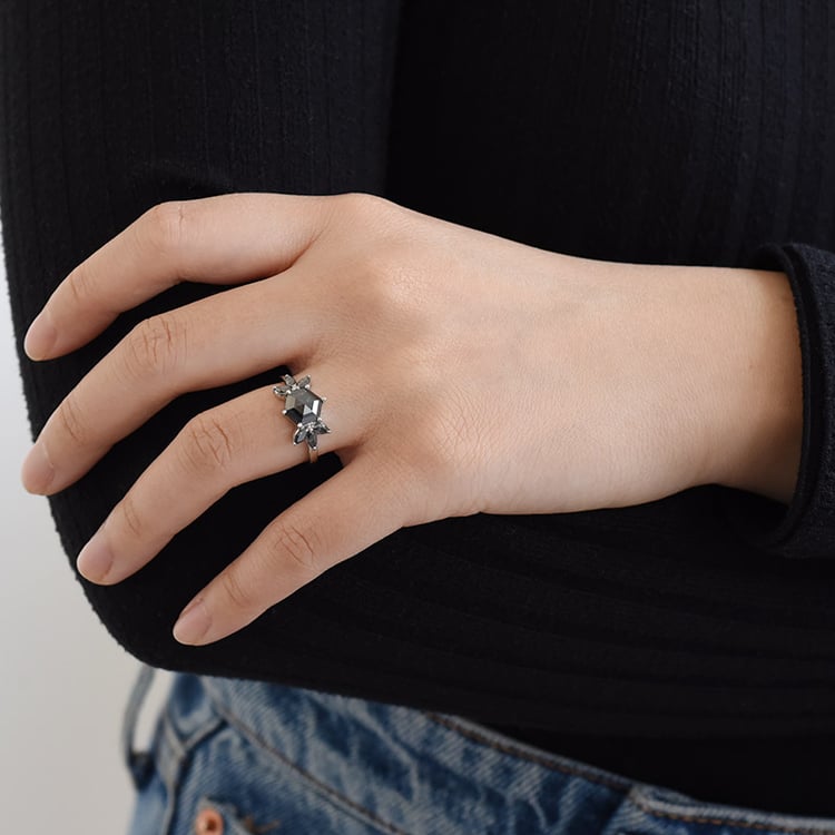 Prsteň s hexagón salt and pepper diamantom a marquise diamanty 96421