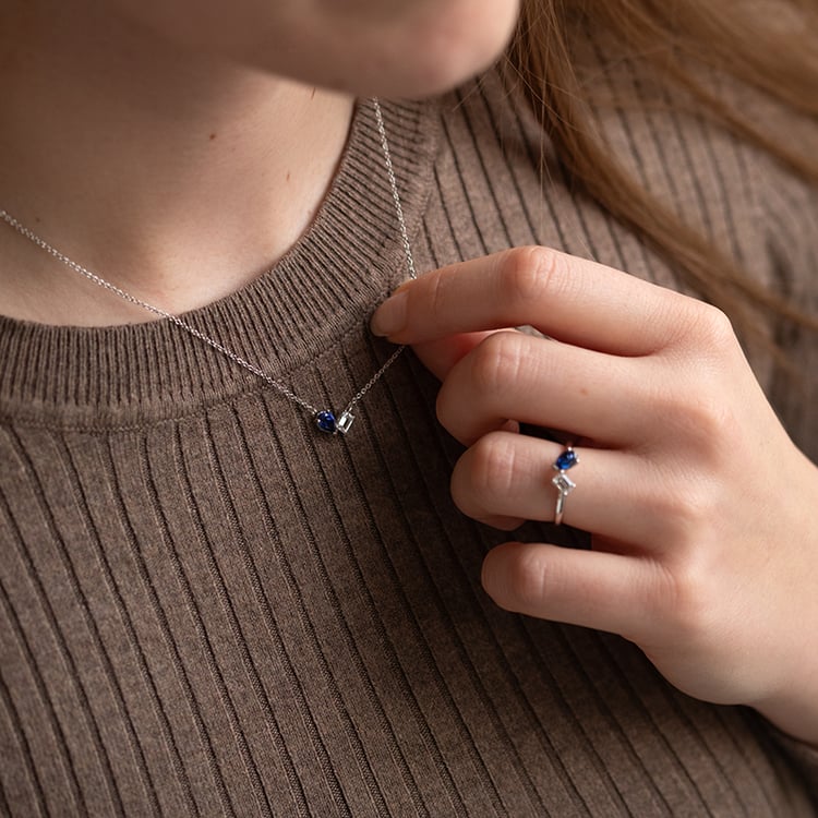 Náhrdelník Toi et Moi s lab-grown diamantom a zafírom Amandine 134813