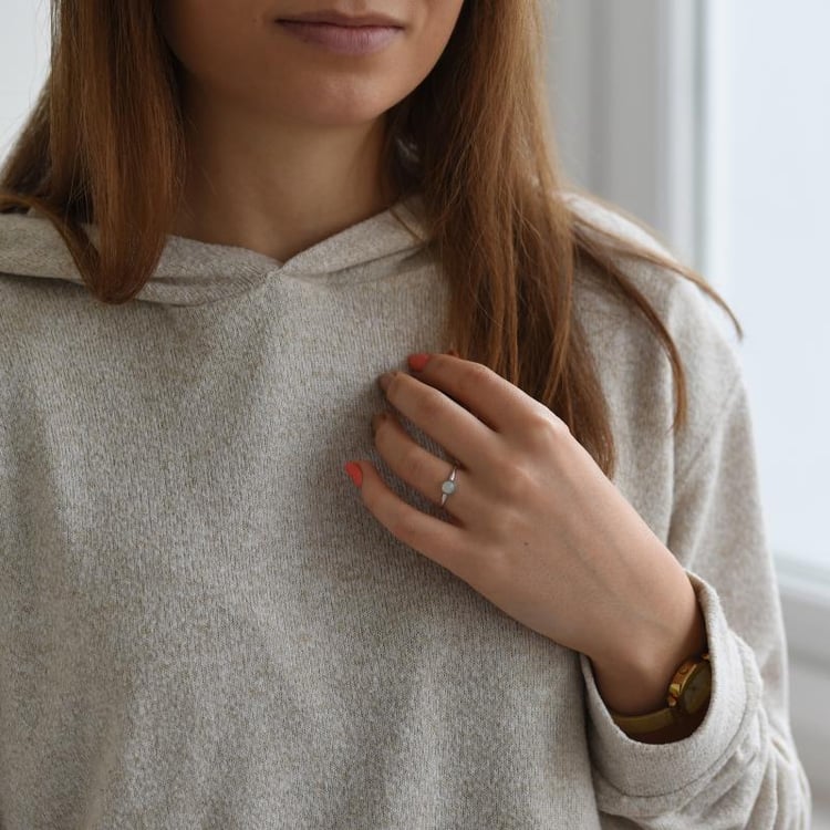 Zlatý minimalistický prsteň s opálom 52394