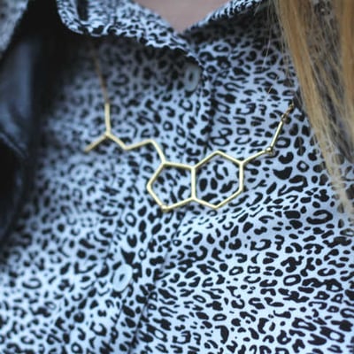 Strieborný náhrdelník molekula