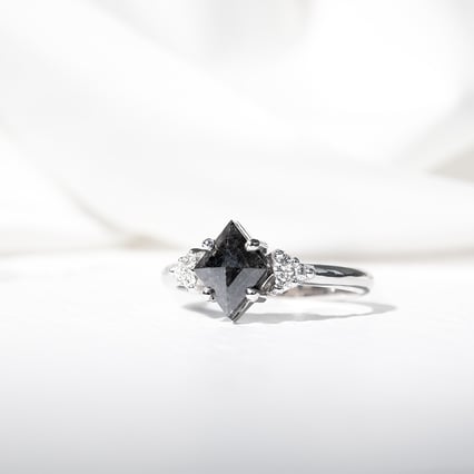 Unikátny prsteň so salt and pepper diamantom Dash