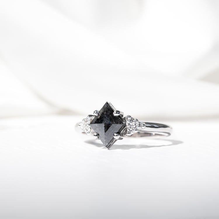 Unikátny prsteň so salt and pepper diamantom Dash 128964