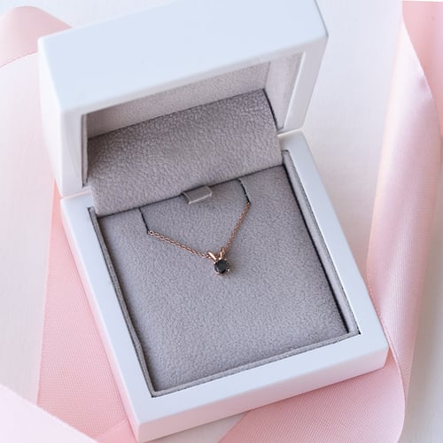 Čierny diamant v prívesku Hozie
