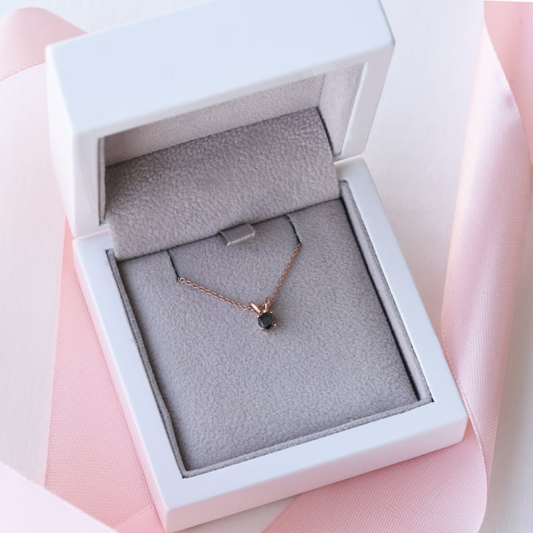 Čierný diamant v zlatom prívesku 76090