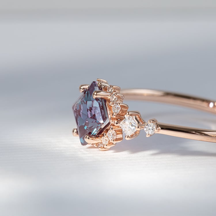 Zásnubný prsteň s princess alexandritom a moissanitmi Nairne 121223