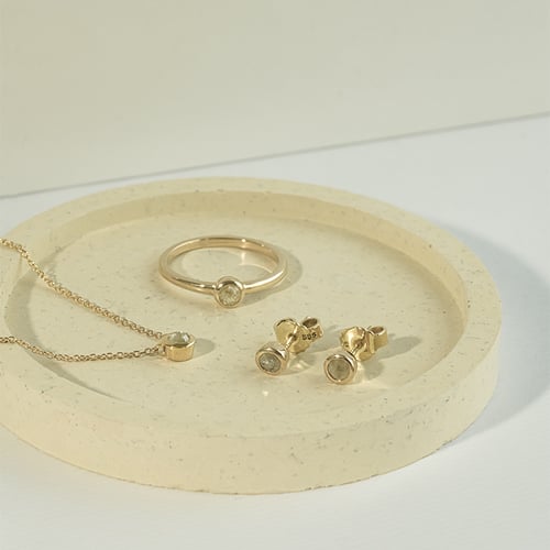 Minimalistické bezel náušnice so salt and pepper diamantmi Tofine