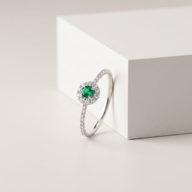 Strieborný halo prsteň so smaragdom a lab-grown diamantmi Lys 171005