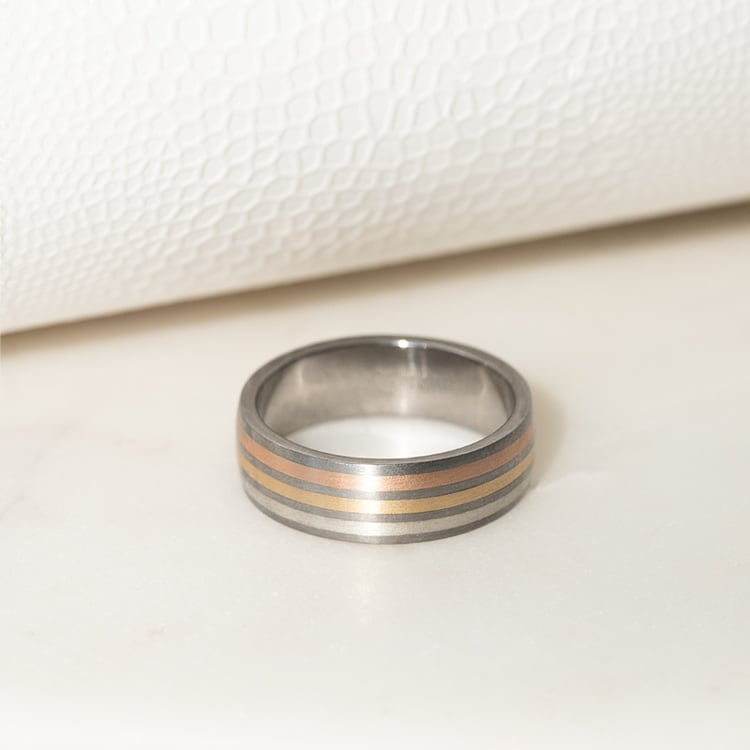 Pánsky snubný prsteň z titánu, zlata a striebra Rufus 136194