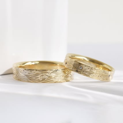 Svadobné obrúčky s ručnou rytinou motívu dreva a diamantmi Wood