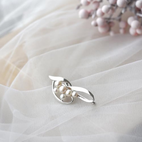 Elegantná strieborná brošňa s perlami Ambrosia