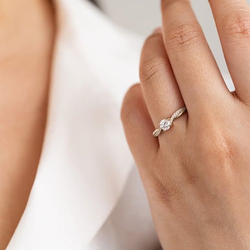 Zásnubný prepletaný prsteň z orieškového zlata s postrannými diamantmi Aliye