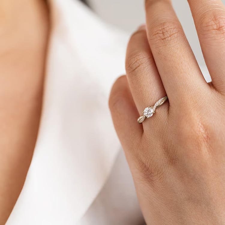 Zásnubný prepletaný prsteň z orieškového zlata s postrannými diamantmi 165195