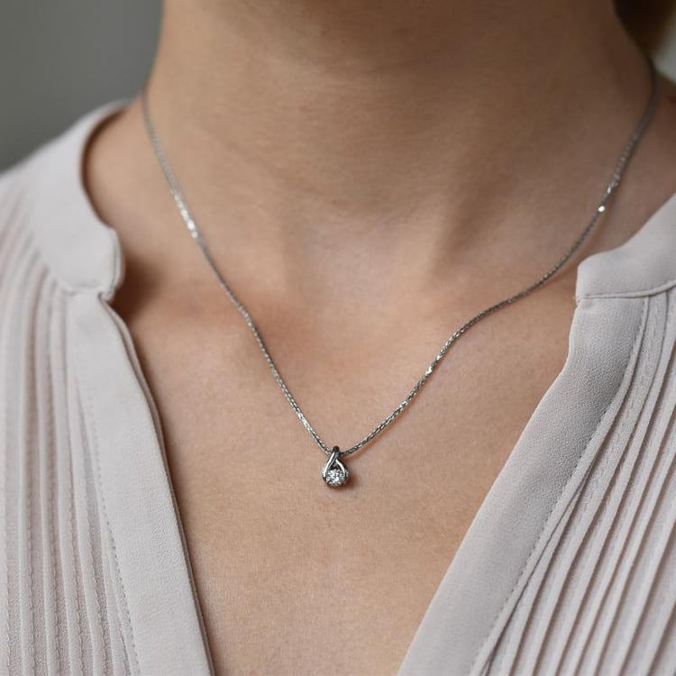 Náhrdelník s diamantom 71150