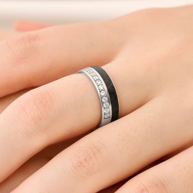 Plochý snubný prsteň z karbónu a striebra se zirkonami Cassia 165780