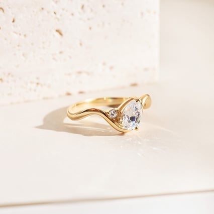 Vlnitý zásnubný prsteň s pear moissanitom Mirjana