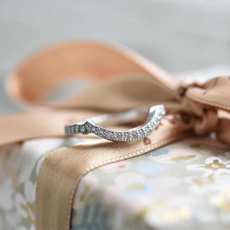 Vykrojená zlatá obrúčka plná diamantov 40260