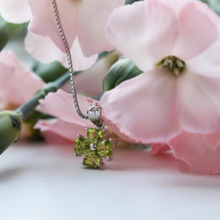 Olivínový štvorlístok v striebornom náhrdelníku 13242
