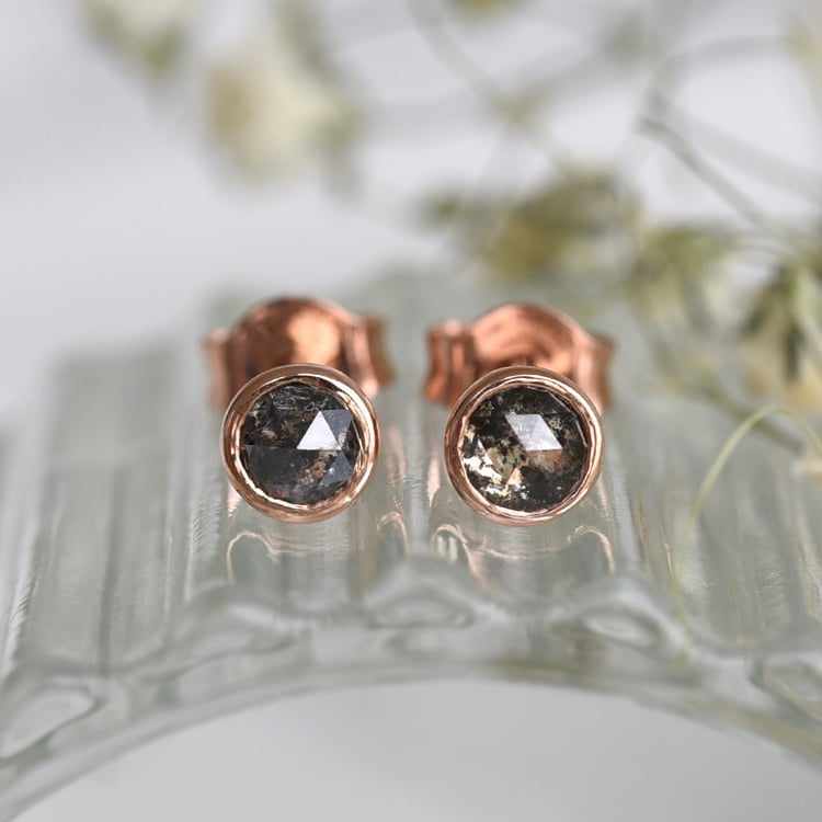 Bezel náušnice z ružového zlata s diamantmi 78884