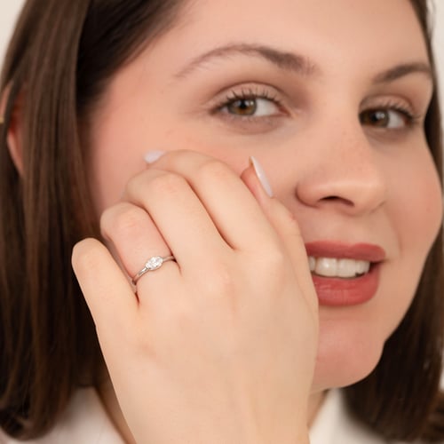 Zásnubný prsteň s half-bezel marquise lab-grown diamantom Berenike