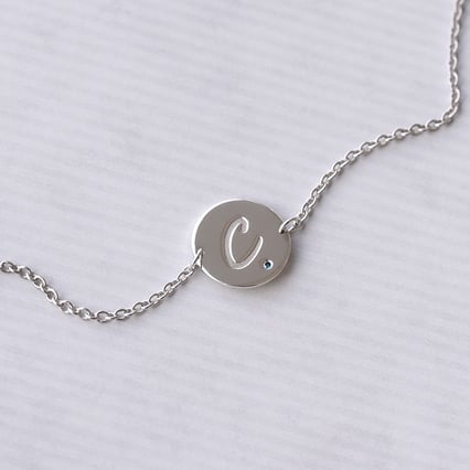 Strieborný náramok s modrým diamantom a gravírom písmena Berul