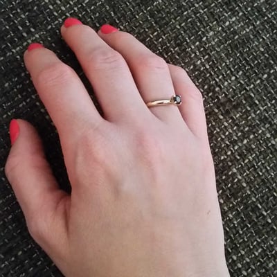 Zlatý zásnubný prsteň s čiernym diamantom