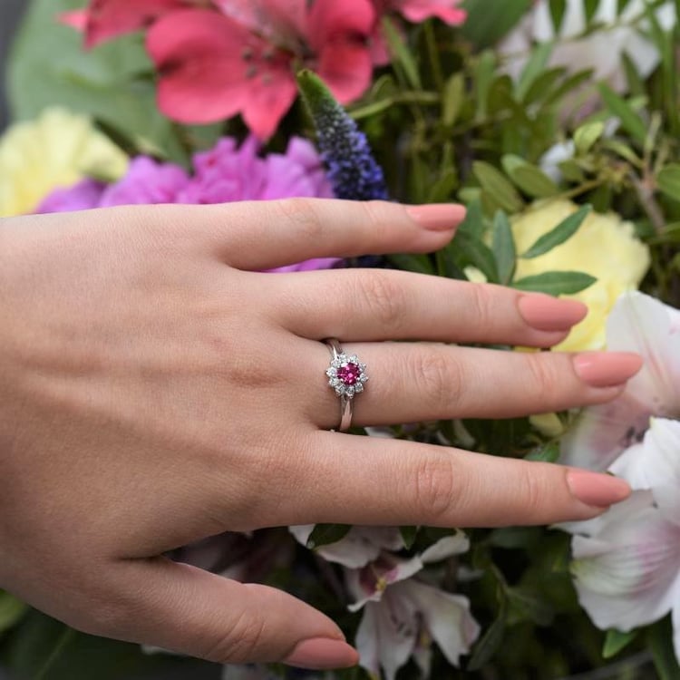 Rubín a zirkóny v striebornom prsteňa 106397