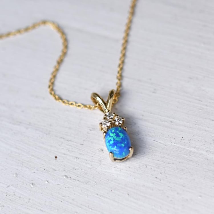 Prívesok s oválnym opálom a diamantmi 47789