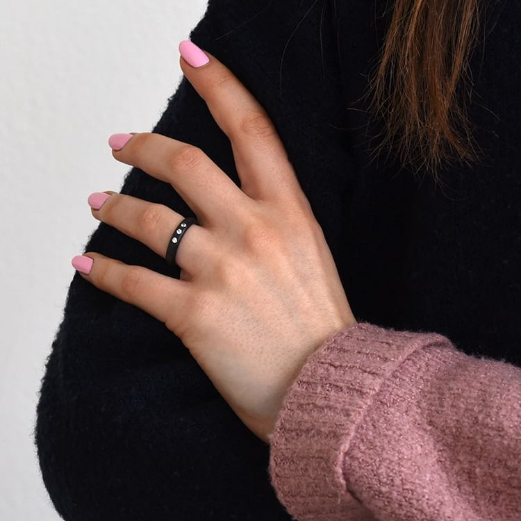 Plochý karbónový snubný prsteň so skosenými hranami a zirkónmi Rayrom 165774