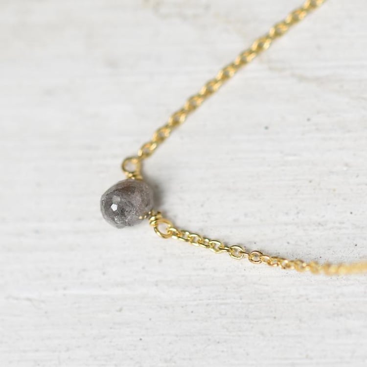 Náhrdelník so sivou diamantovou kvapkou 46101