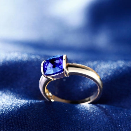 Cushion tanzanit v zlatom prsteni 3692