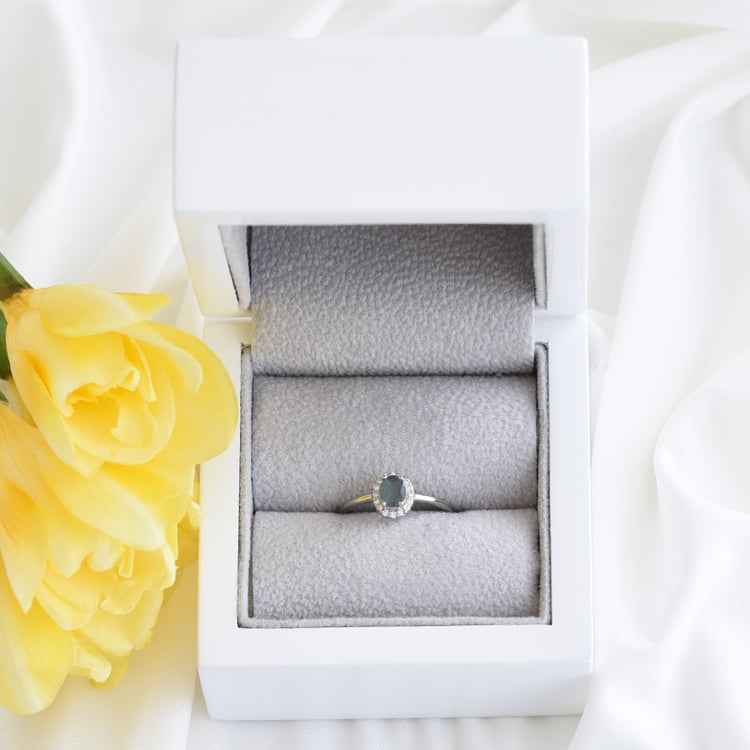 prsteň s alexandritom a postrannými diamantmi zo zlata 84158