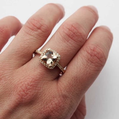 Zlatý prsteň s morganitom